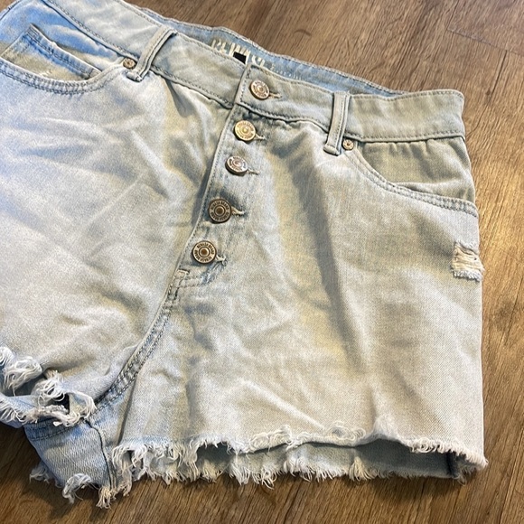REWASH DISTRESSED HIGH RISE DENIM SHORTS (SIZE 9) - Picture 3 of 6